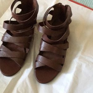 Womens like new sandals